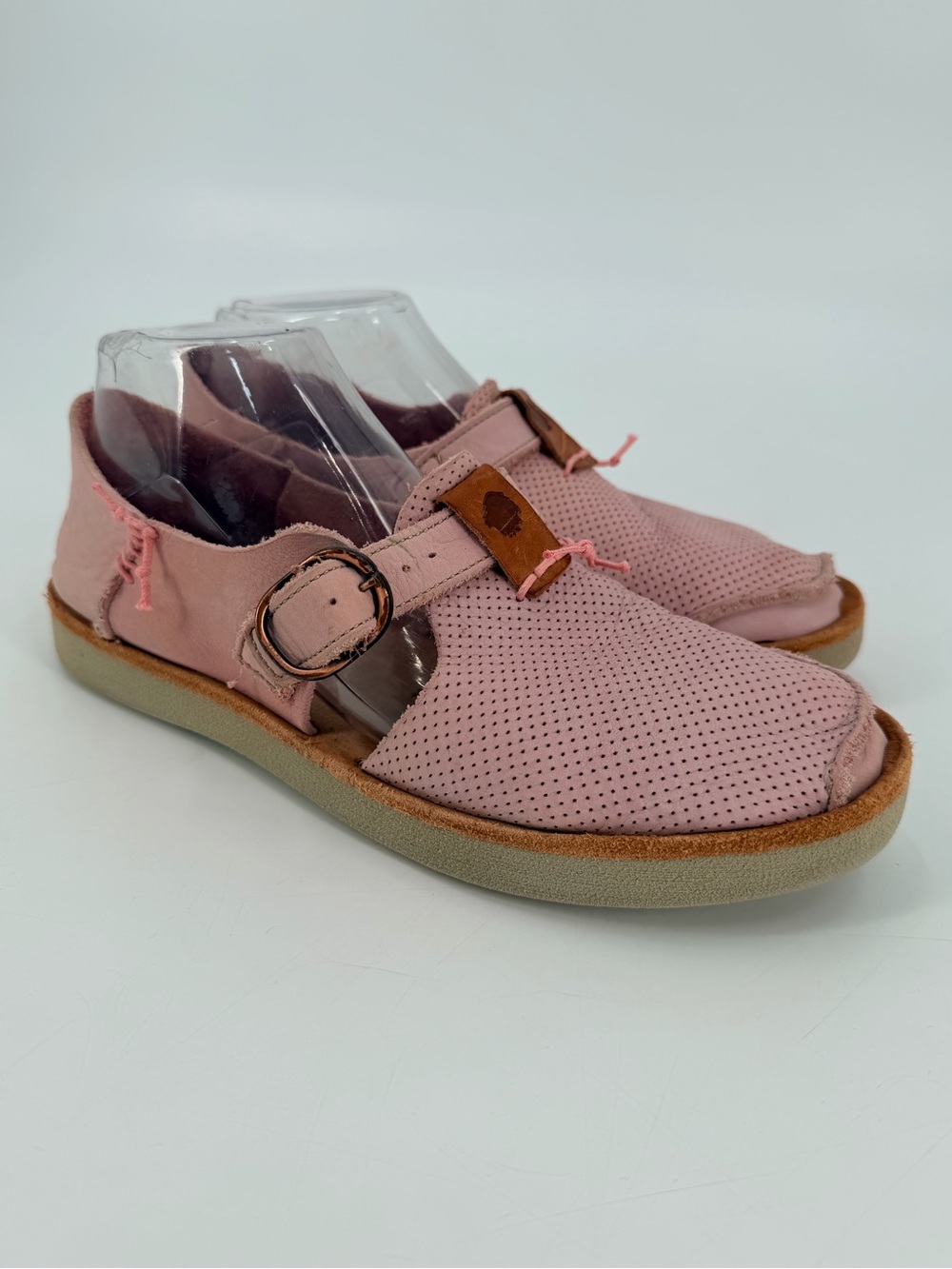 Womenโs Pink Perforated Casual Mary Jane Shoes